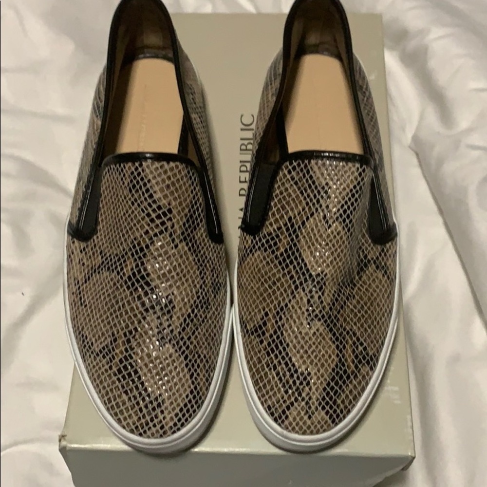 Tennis shoes